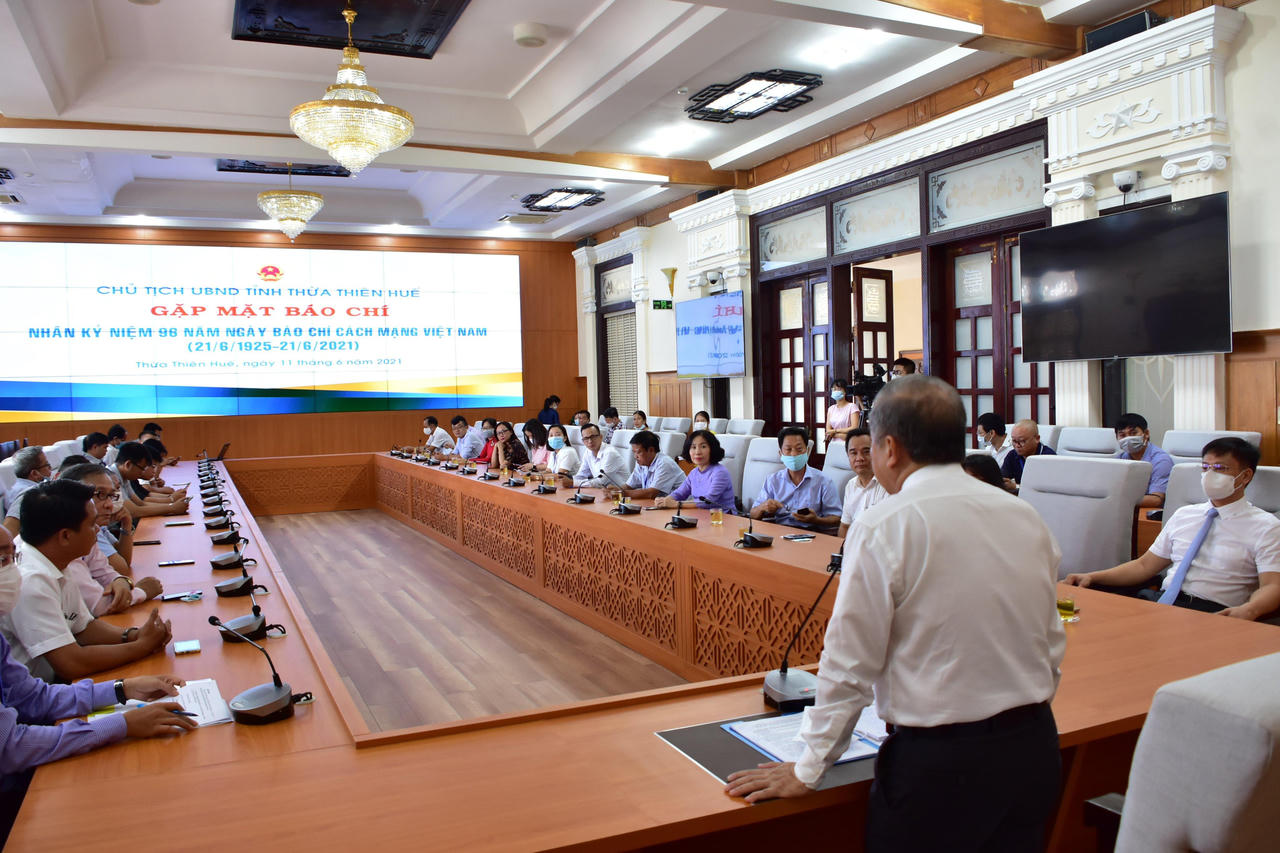 Văn phòng đại diện báo PLVN khu vực Bình Trị Thiên được tặng bằng khen trong công tác xã hội, thiện nguyện