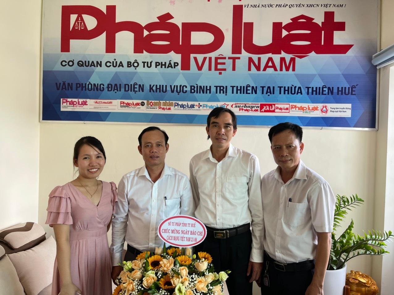 Cơ quan, đơn vị chúc mừng Văn phòng đại diện báo PLVN khu vực Bình Trị Thiên 