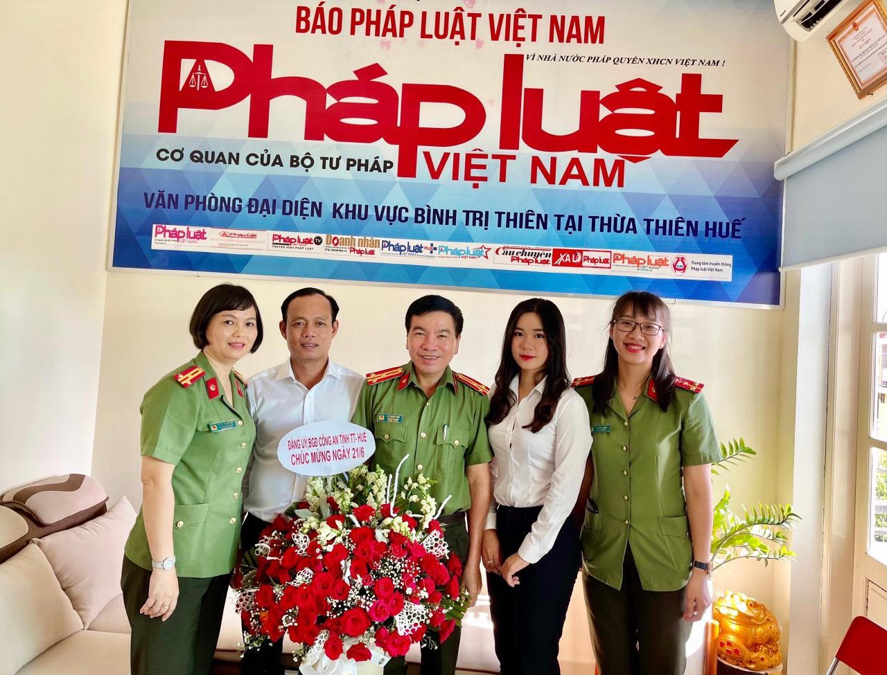 Cơ quan, đơn vị chúc mừng Văn phòng đại diện báo PLVN khu vực Bình Trị Thiên 