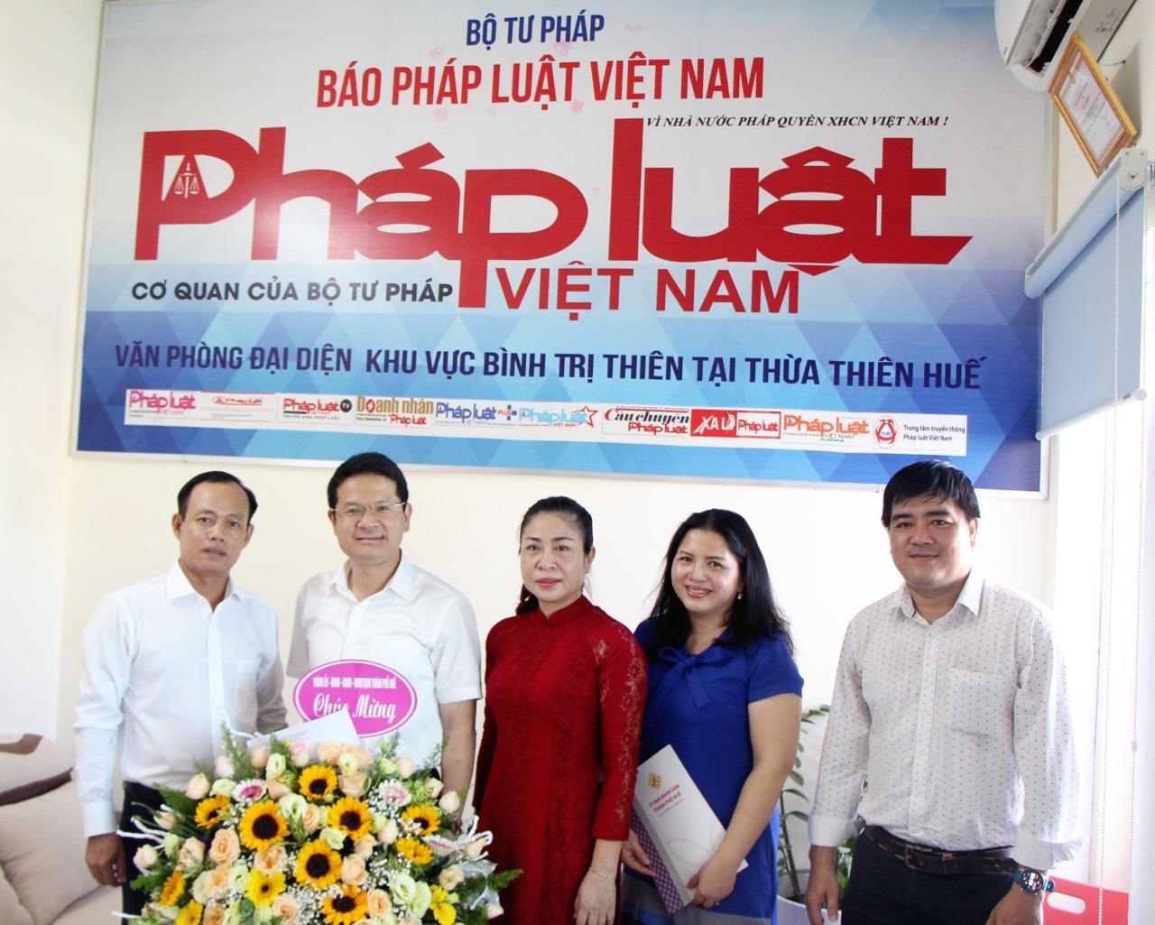 Cơ quan, đơn vị chúc mừng Văn phòng đại diện báo PLVN khu vực Bình Trị Thiên 