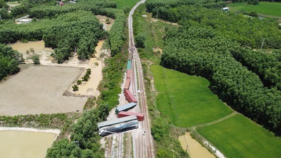 Tàu chở hàng trật bánh, đường sắt Bắc – Nam qua Quảng Trị tê liệt nhiều giờ