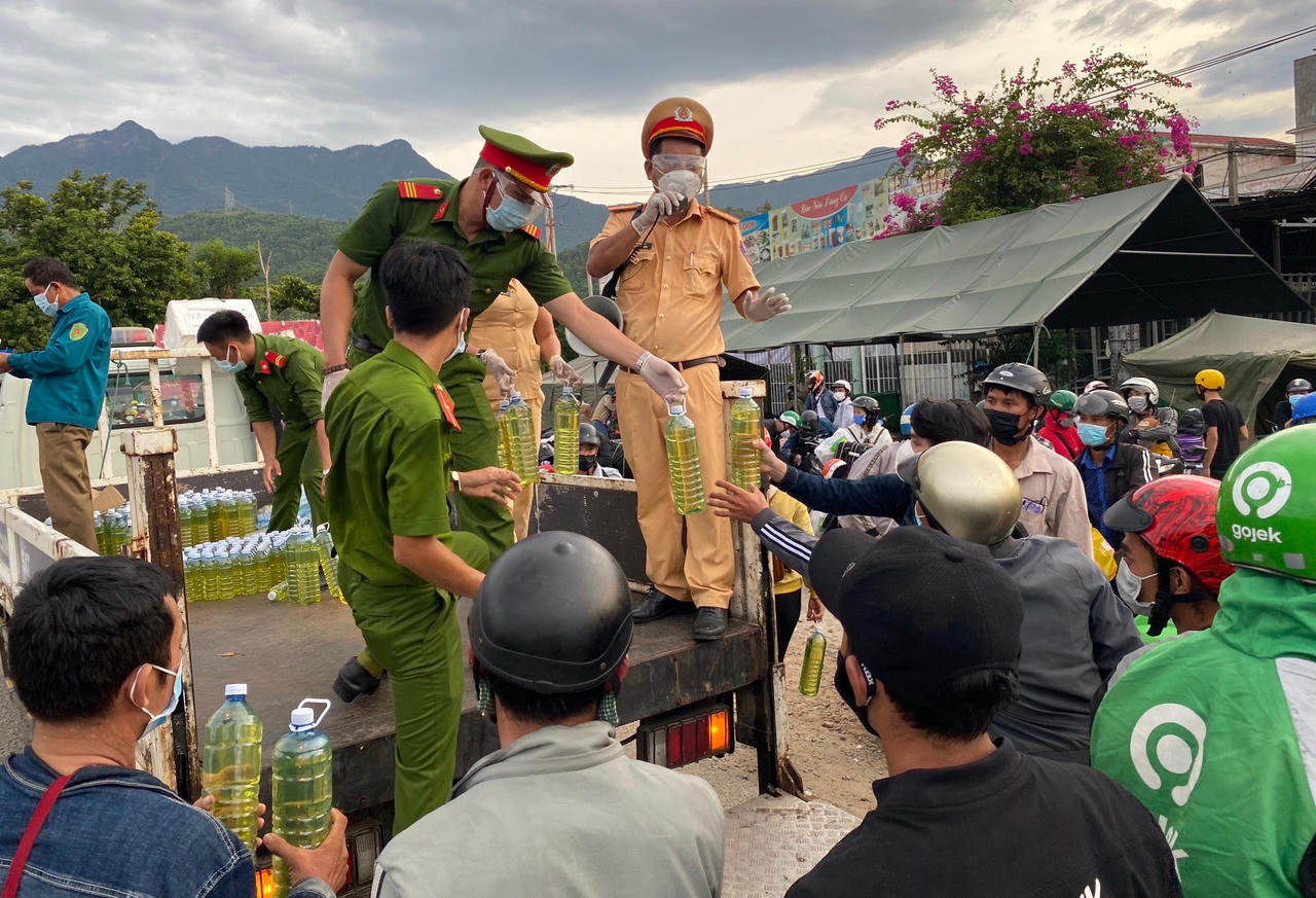 Hình ảnh đẹp của lực lượng vũ trang Bình Trị Thiên: Xung kích trên tuyến đầu chống dịch Covid-19