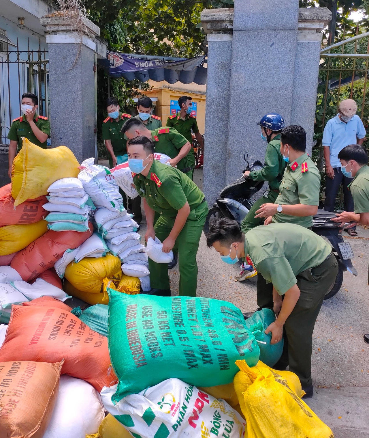 Hình ảnh đẹp của lực lượng vũ trang Bình Trị Thiên: Xung kích trên tuyến đầu chống dịch Covid-19