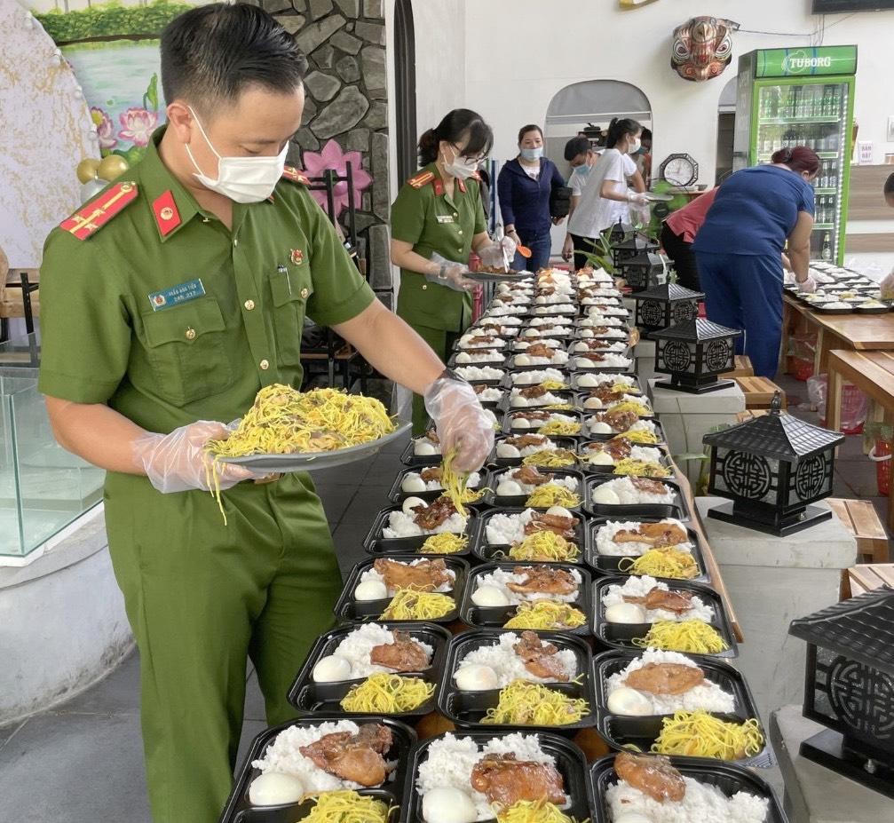 Hình ảnh đẹp của lực lượng vũ trang Bình Trị Thiên: Xung kích trên tuyến đầu chống dịch Covid-19