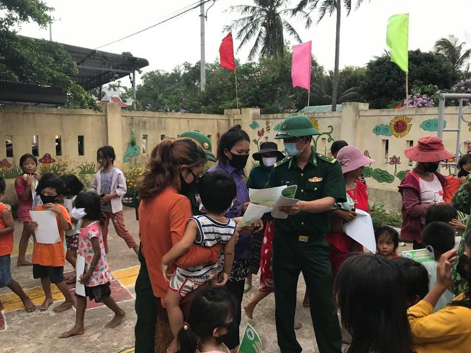 Hình ảnh đẹp của lực lượng vũ trang Bình Trị Thiên: Xung kích trên tuyến đầu chống dịch Covid-19