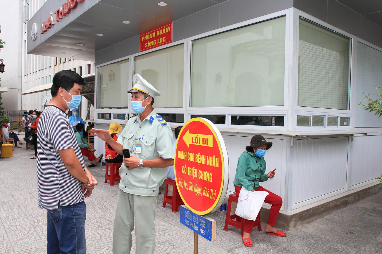 Bệnh viện Trung ương Huế: Vừa chống dịch, vừa điều trị, vừa hỗ trợ tỉnh bạn