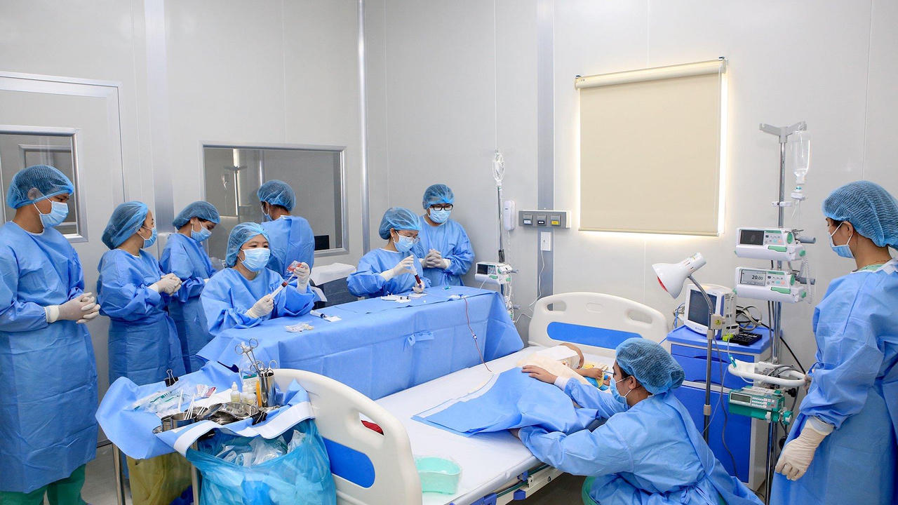 Bệnh viện Trung ương Huế: Vừa chống dịch, vừa điều trị, vừa hỗ trợ tỉnh bạn