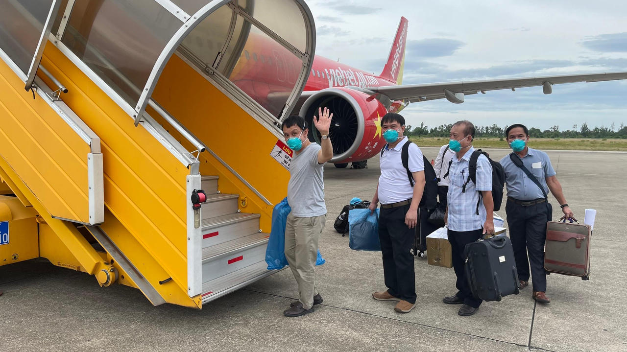 Bệnh viện Trung ương Huế: Vừa chống dịch, vừa điều trị, vừa hỗ trợ tỉnh bạn