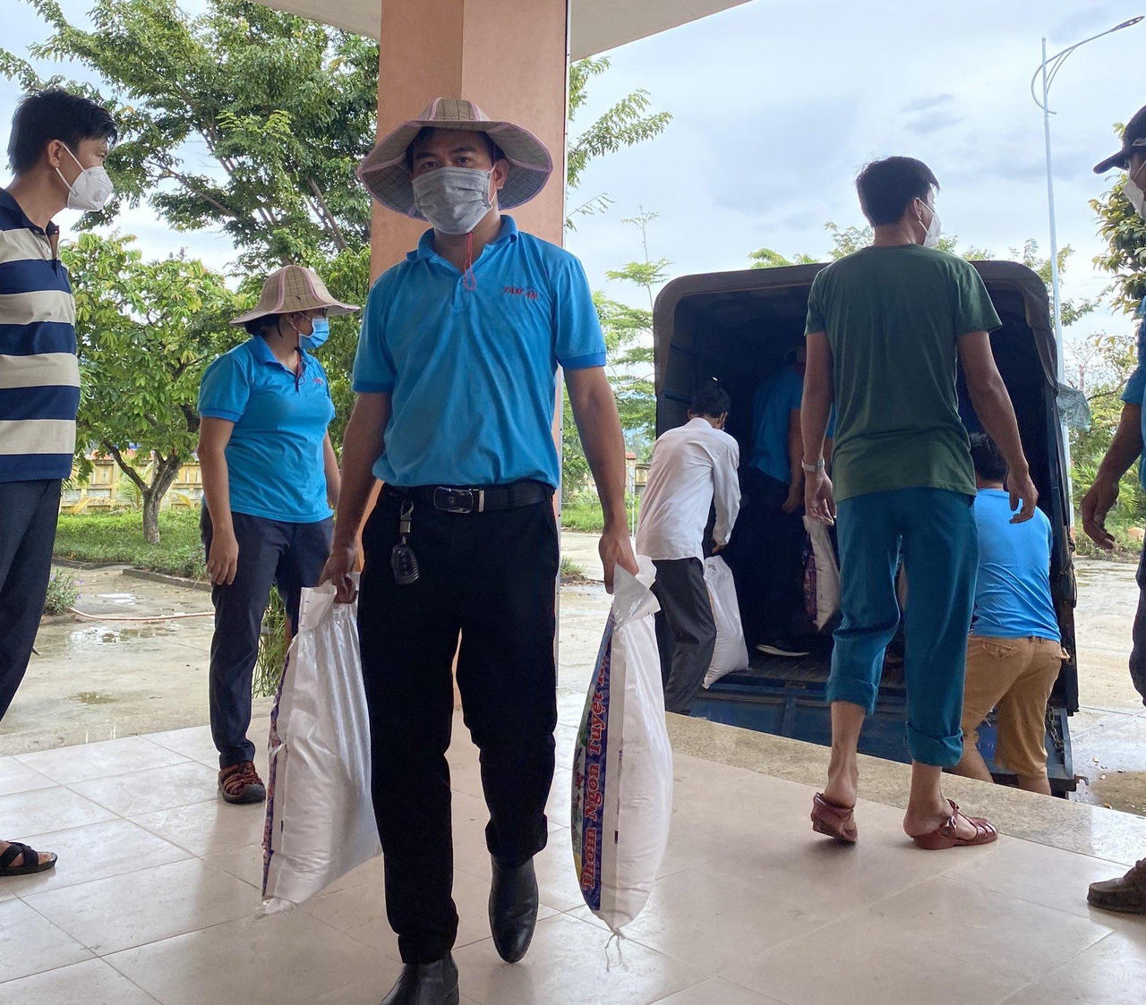 Trung tâm đào tạo lái xe Tâm An tặng quà cho các đối tượng nghèo, ảnh hưởng Covid-19