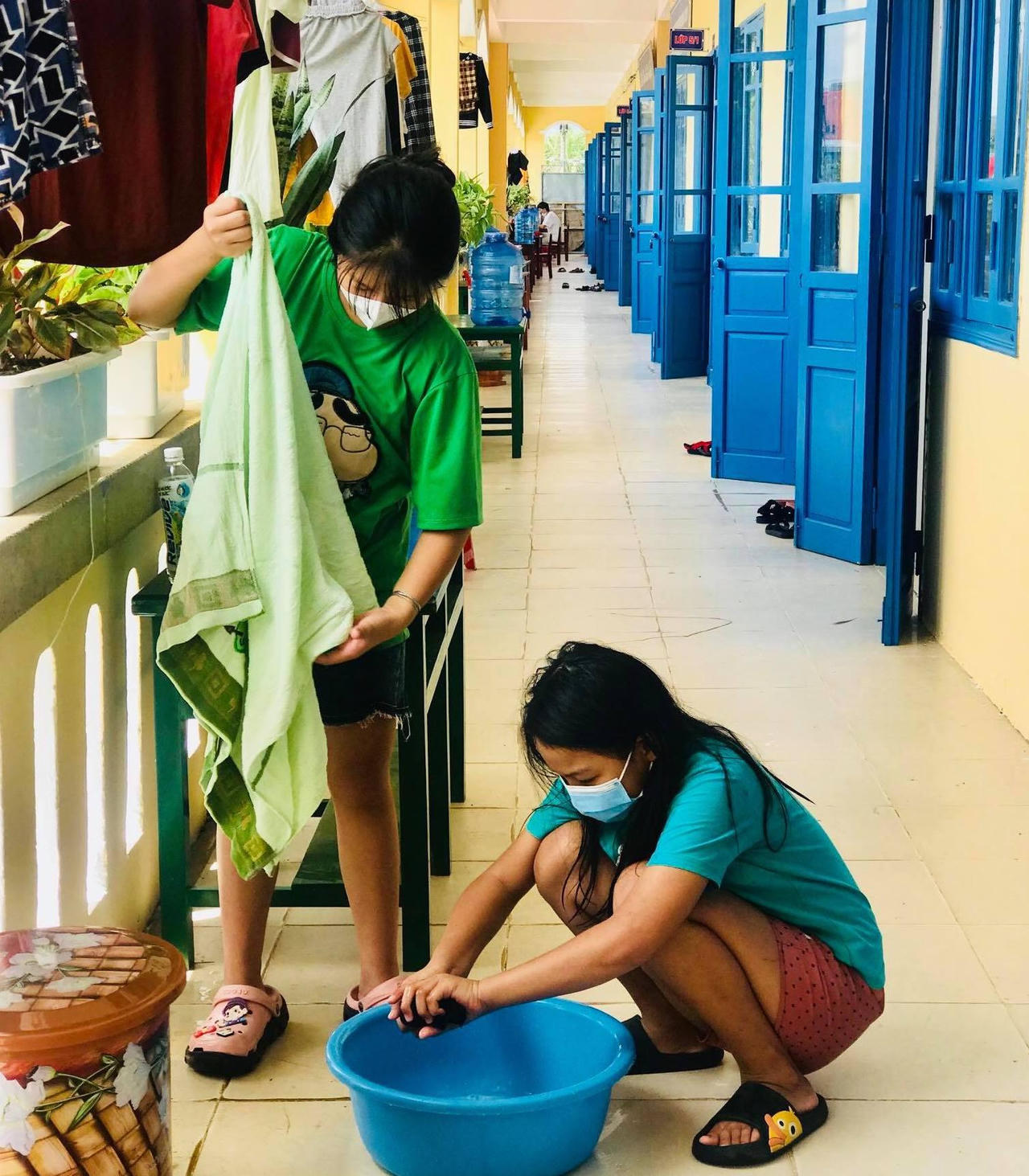 Cuộc sống bên trong khu cách ly của 66 học sinh F1 ở Huế