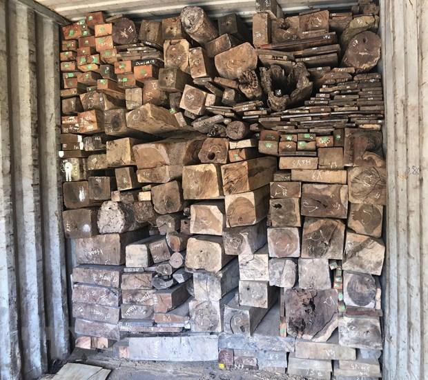 Bắt vụ buôn lậu gỗ và đá quý trị giá hàng chục tỷ đồng