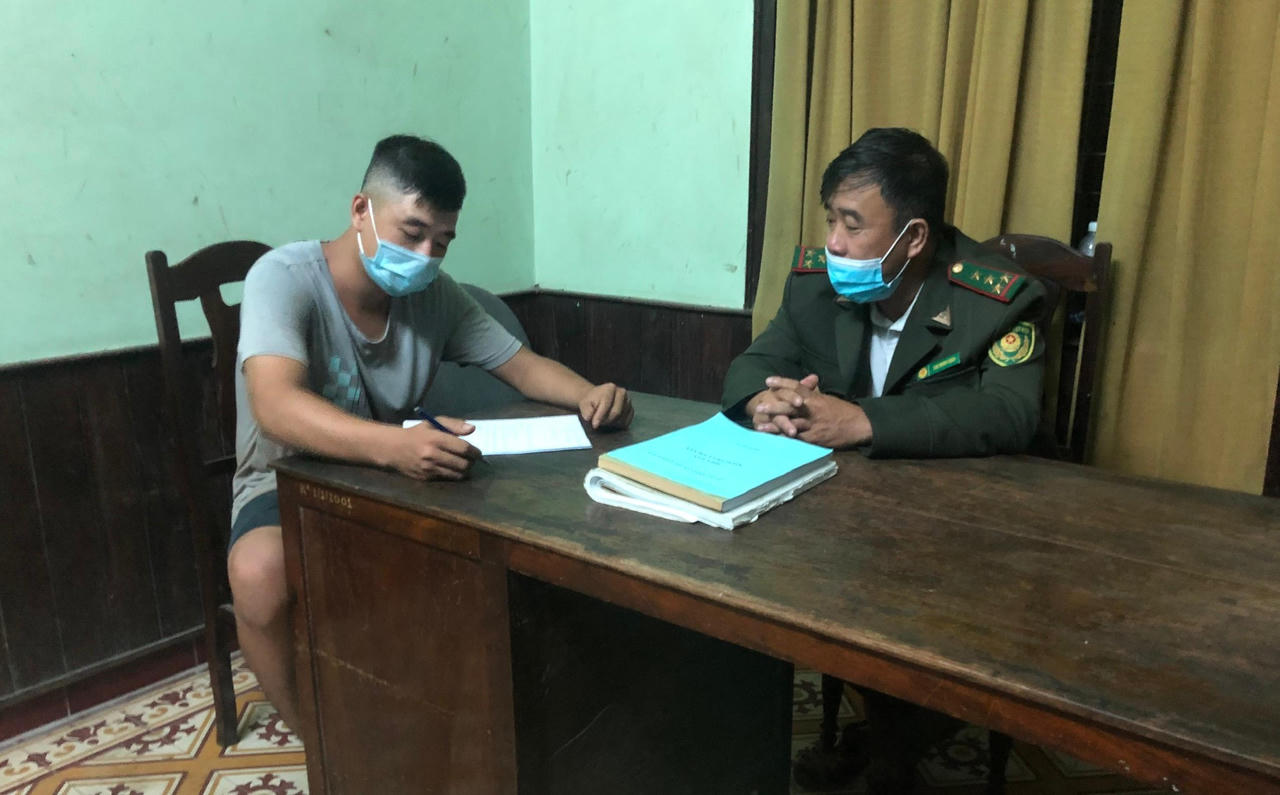 Kiểm lâm Thừa Thiên Huế mật phục, bắt quả tang xe chở gỗ lậu 