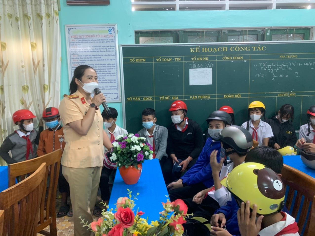 400 mũ bảo hiểm tặng cho học sinh vùng biên ở Quảng Trị