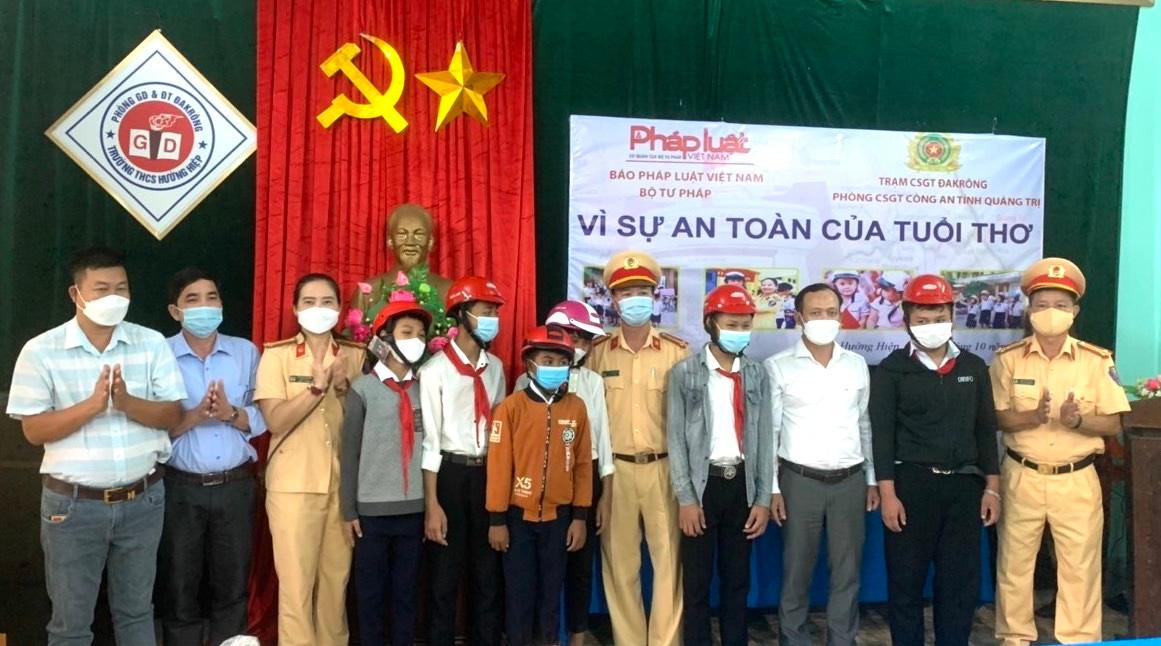 400 mũ bảo hiểm tặng cho học sinh vùng biên ở Quảng Trị