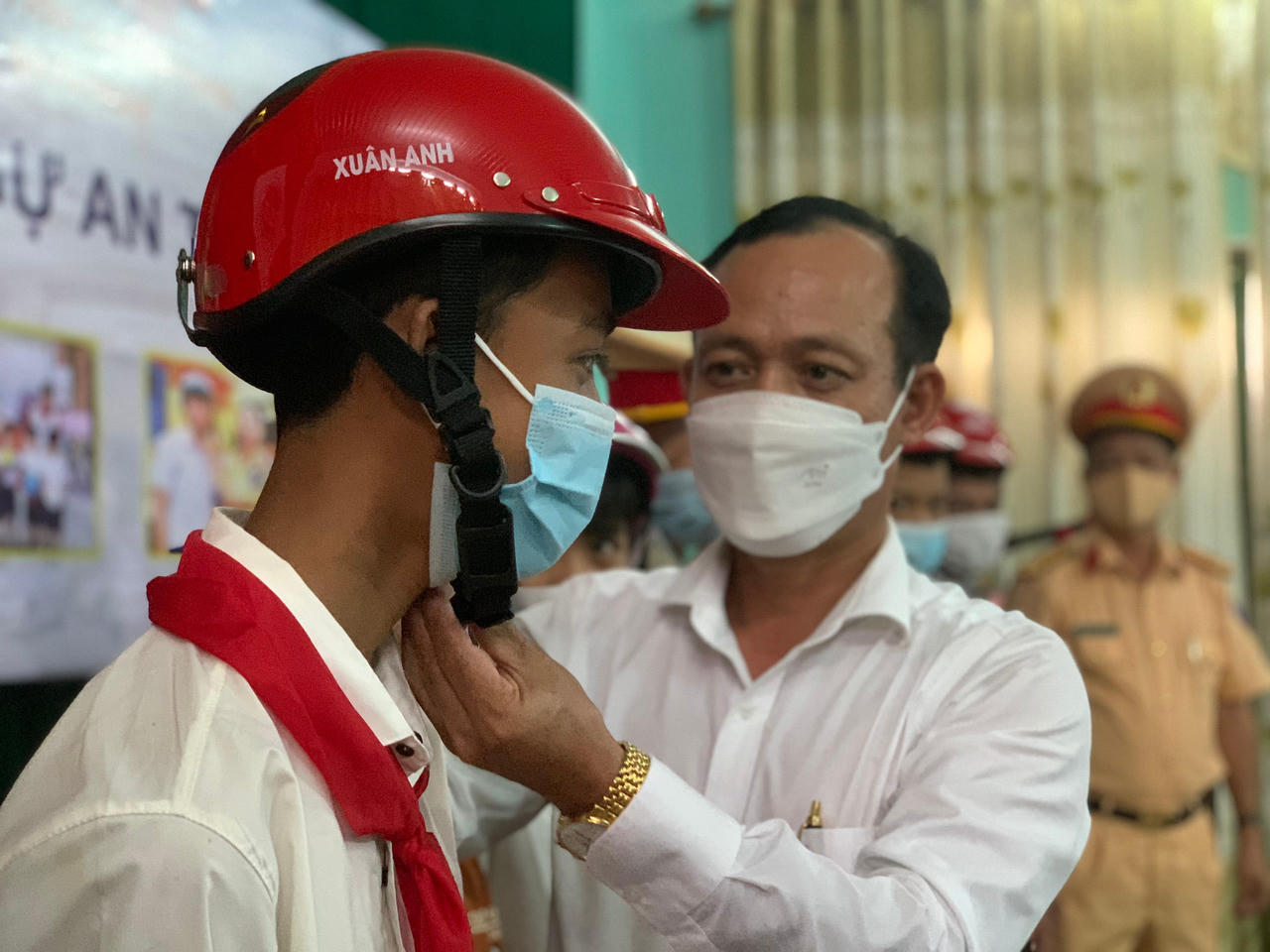 400 mũ bảo hiểm tặng cho học sinh vùng biên ở Quảng Trị