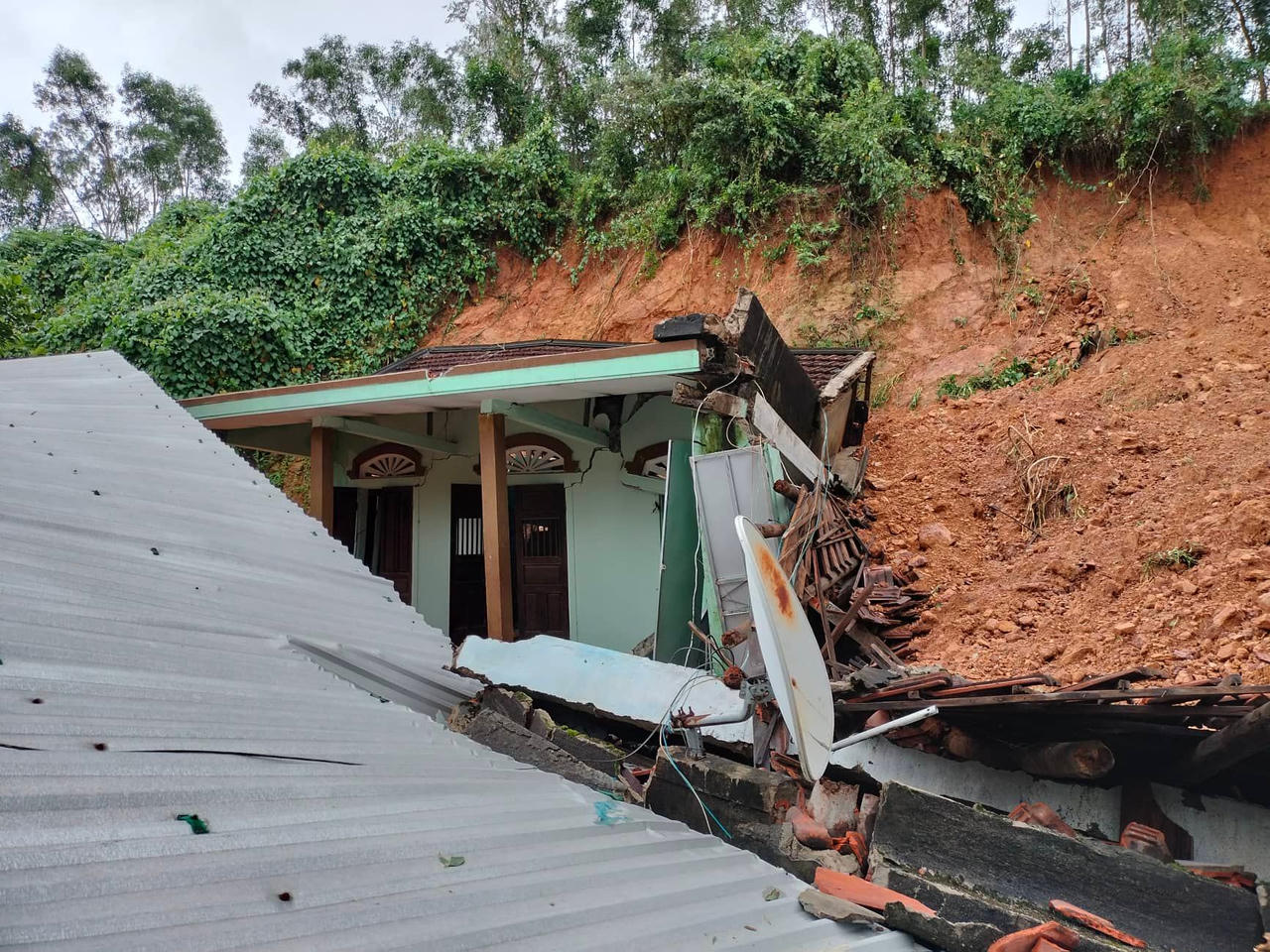 Cán bộ, chiến sĩ Thừa Thiên Huế tận lực giúp dân khắc phục cơn bão số 5