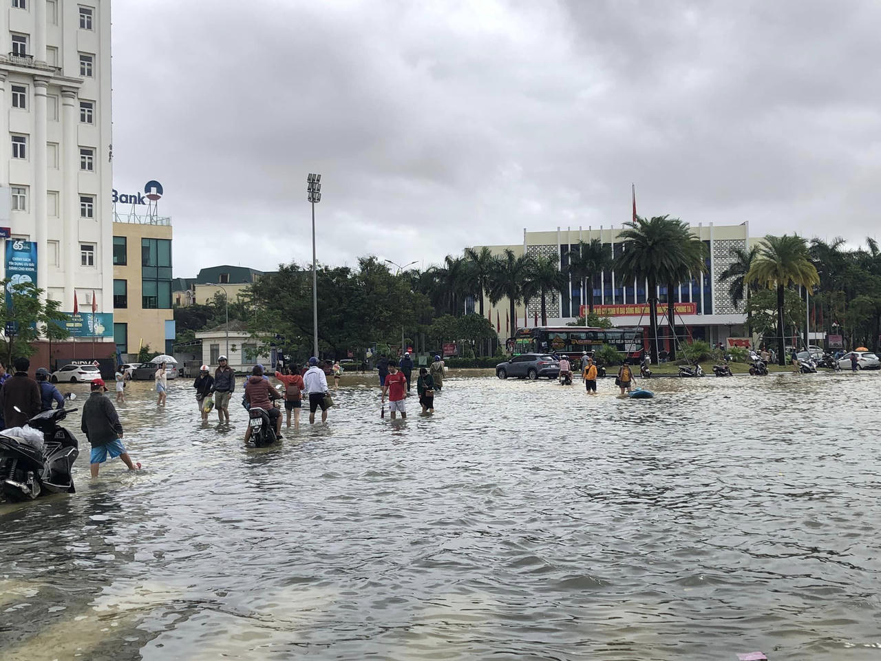 Thừa Thiên Huế: Gần 2 vạn ngôi nhà bị ngập, không có thiệt hại về người