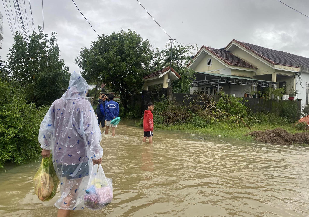 Thừa Thiên Huế: Gần 2 vạn ngôi nhà bị ngập, không có thiệt hại về người