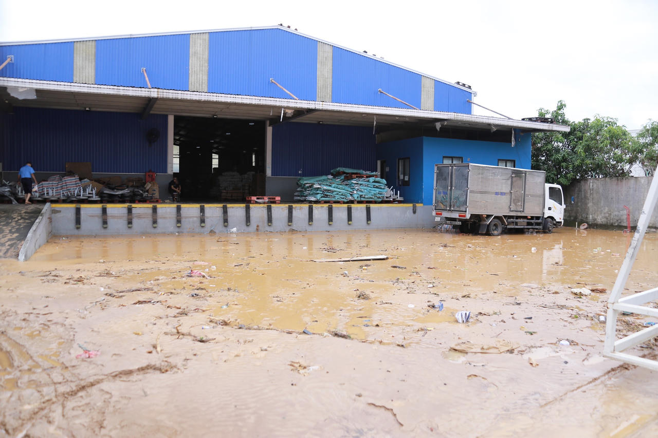 [Chùm ảnh] Tình hình lũ lụt từ Quảng Bình đến Quảng Ngãi