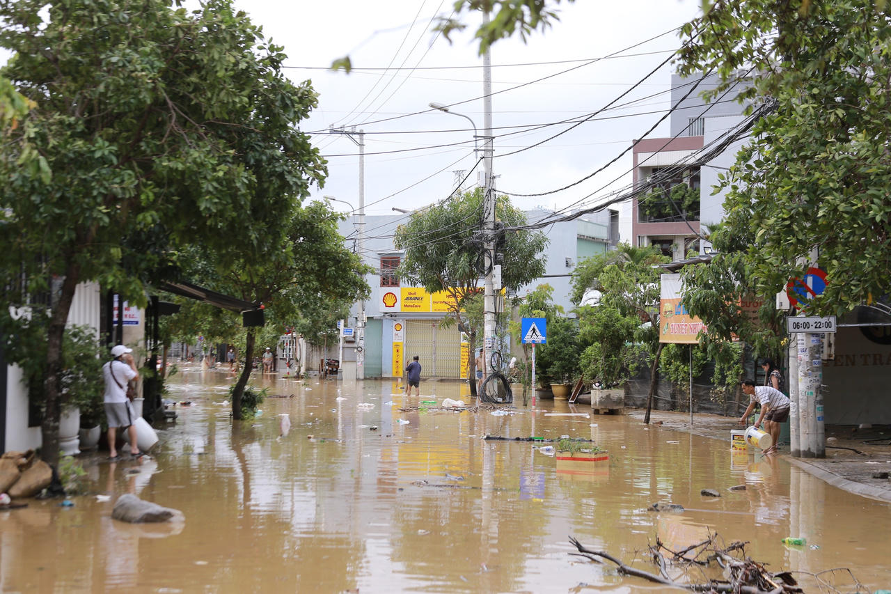 [Chùm ảnh] Tình hình lũ lụt từ Quảng Bình đến Quảng Ngãi