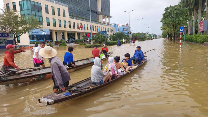 [Chùm ảnh] Tình hình lũ lụt từ Quảng Bình đến Quảng Ngãi