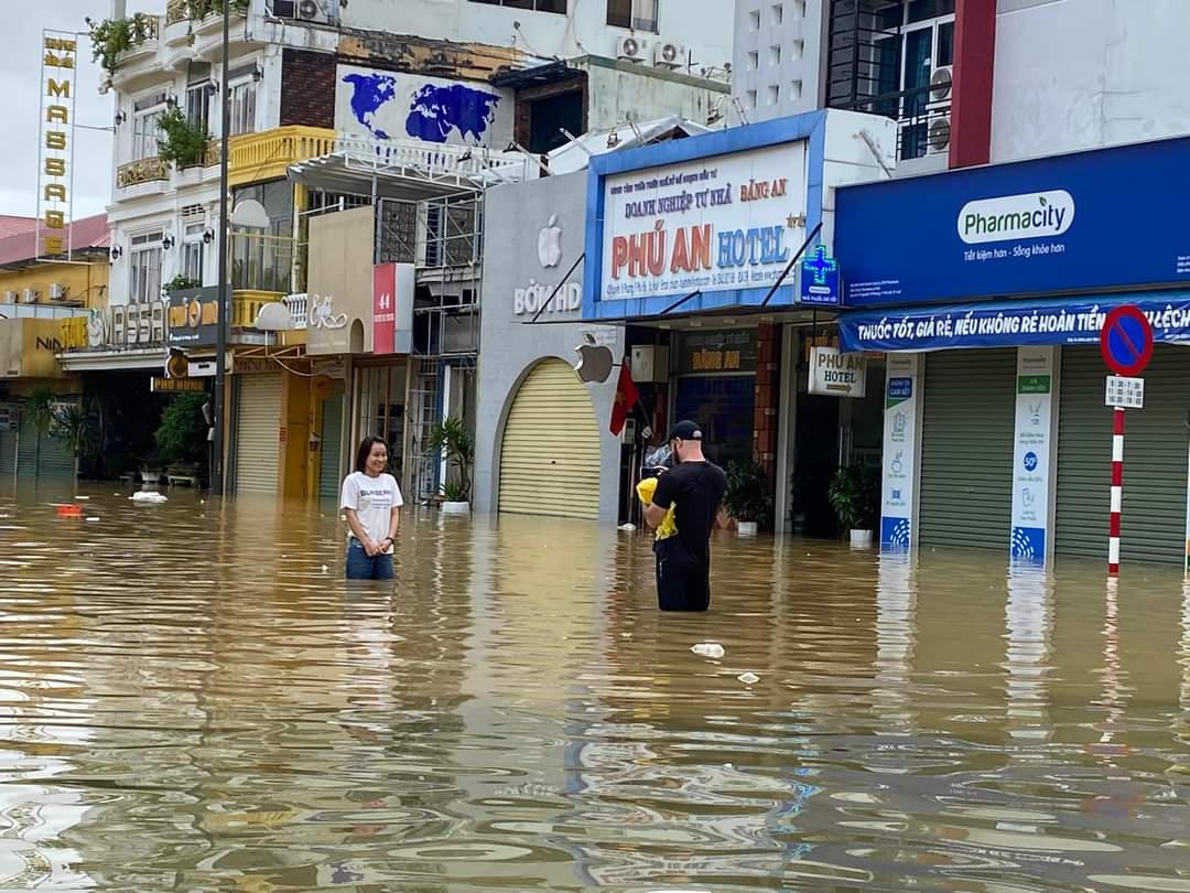 [Chùm ảnh] Tình hình lũ lụt từ Quảng Bình đến Quảng Ngãi