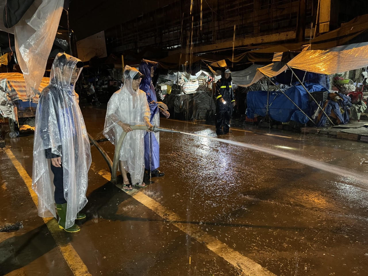 [Chùm ảnh] Tình hình lũ lụt từ Quảng Bình đến Quảng Ngãi