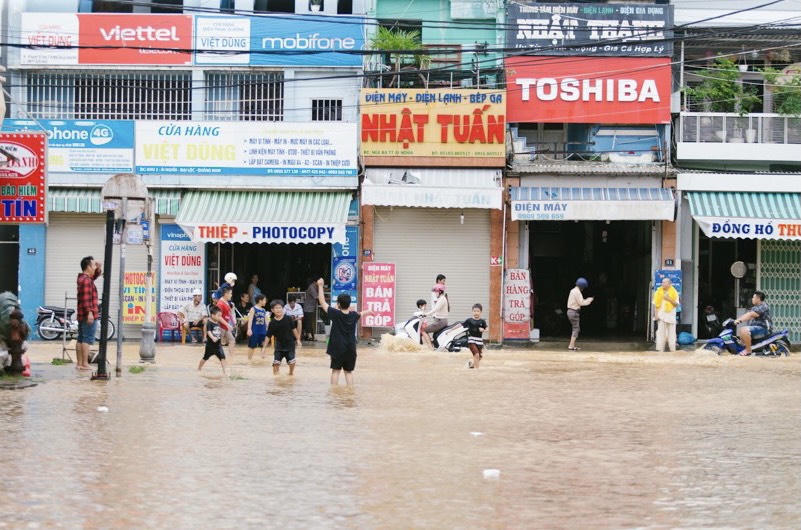 [Chùm ảnh] Tình hình lũ lụt từ Quảng Bình đến Quảng Ngãi