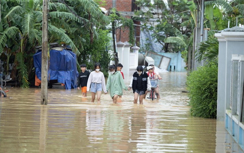 [Chùm ảnh] Tình hình lũ lụt từ Quảng Bình đến Quảng Ngãi