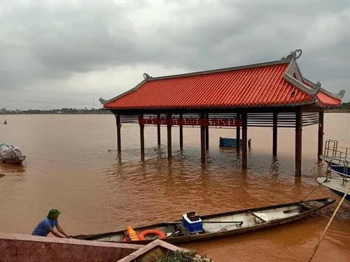 [Chùm ảnh] Tình hình lũ lụt từ Quảng Bình đến Quảng Ngãi