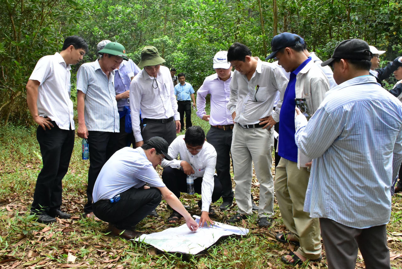 Lãnh đạo tỉnh Thừa Thiên Huế “băng rừng, lội suối” khảo sát mở đường phục vụ dân sinh