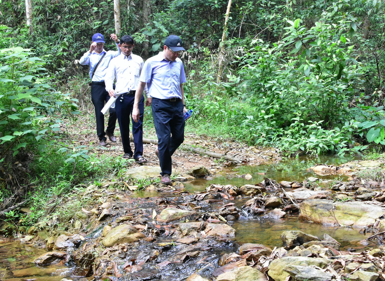 Lãnh đạo tỉnh Thừa Thiên Huế “băng rừng, lội suối” khảo sát mở đường phục vụ dân sinh