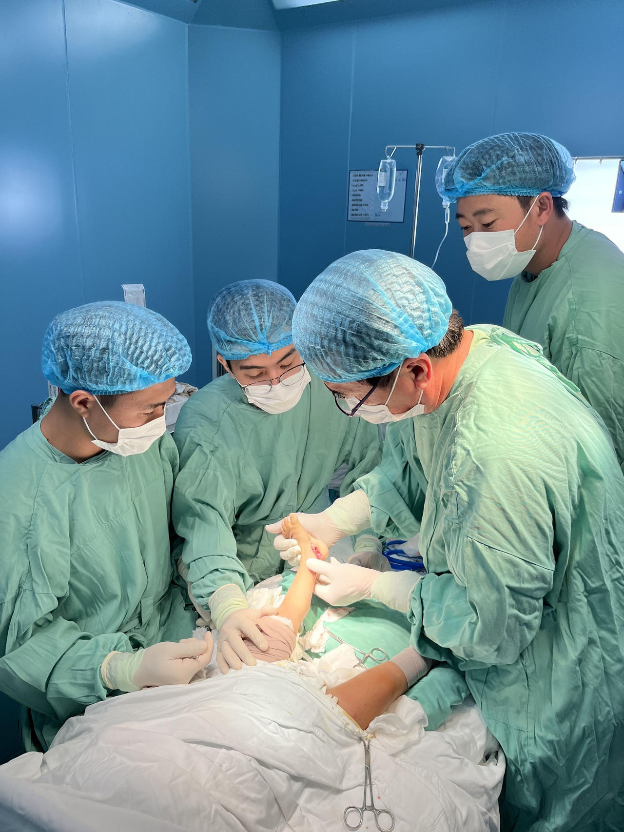 Bệnh viện Trung ương Huế phối hợp điều trị thành công cho trẻ có bàn chân khoèo