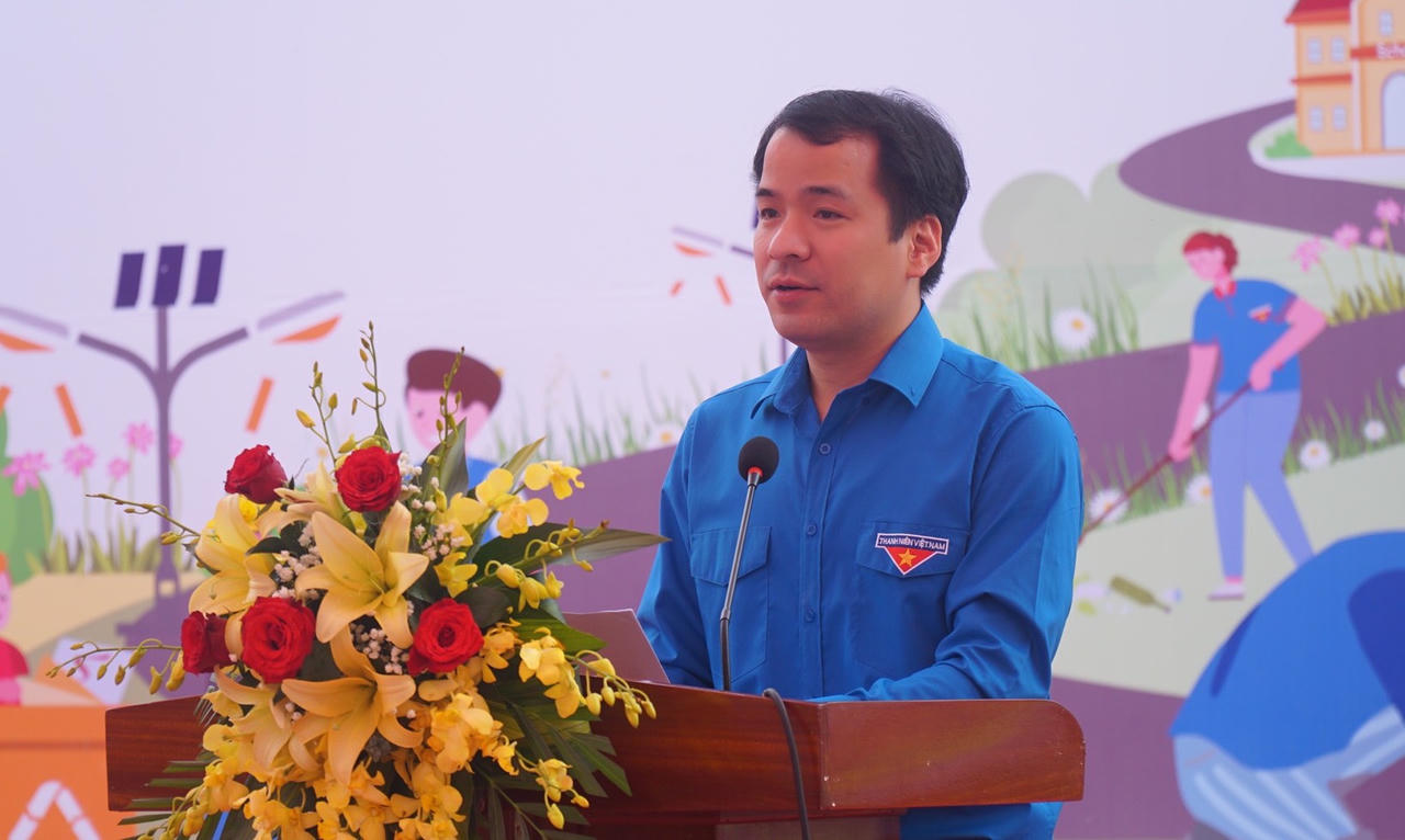 Tuổi trẻ thực hiện Ngày cao điểm “Tình nguyện chung tay xây dựng nông thôn mới”