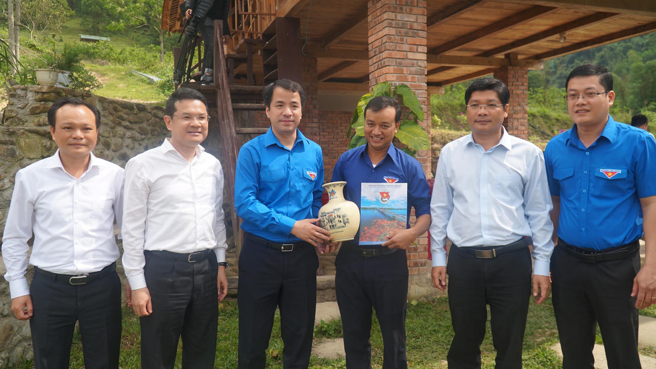 Tuổi trẻ thực hiện Ngày cao điểm “Tình nguyện chung tay xây dựng nông thôn mới”