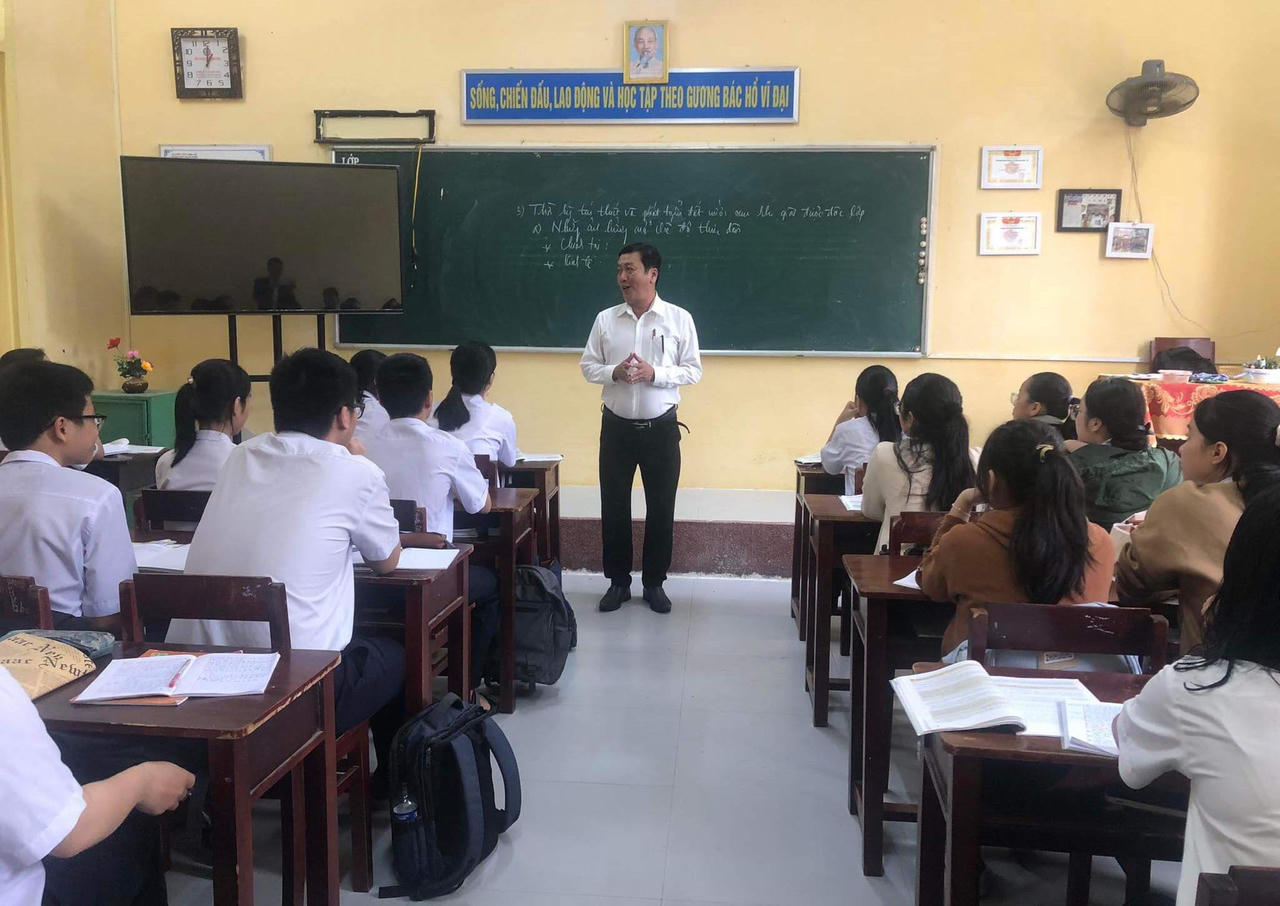 Thú vị, vừa nhận chức thầy Hiệu trưởng chào đón học sinh từ cổng trường