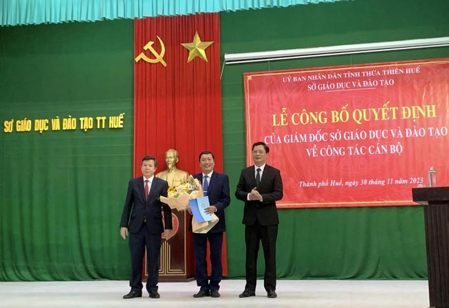 Thú vị, vừa nhận chức thầy Hiệu trưởng chào đón học sinh từ cổng trường