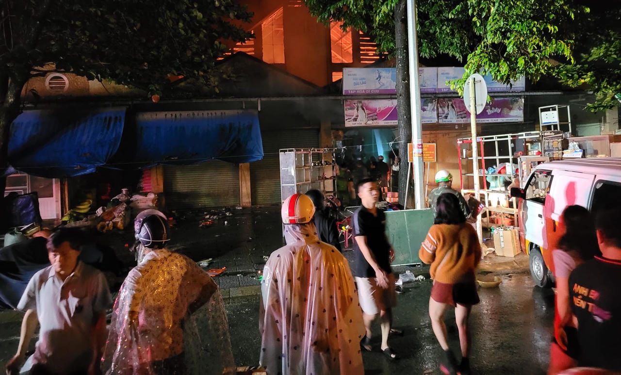 Lửa bốc ngùn ngụt trong chợ giữa trời mưa ở Thừa Thiên Huế