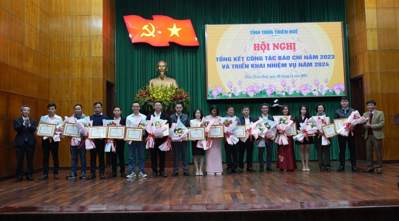 Báo PLVN khu vực Bình Trị Thiên nhận giấy khen của Ban Tuyên giáo Tỉnh ủy và bằng khen Tỉnh đoàn Thừa Thiên Huế