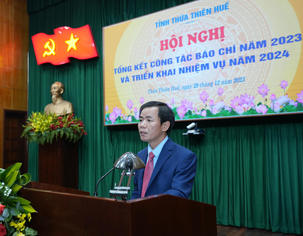 Báo PLVN khu vực Bình Trị Thiên nhận giấy khen của Ban Tuyên giáo Tỉnh ủy và bằng khen Tỉnh đoàn Thừa Thiên Huế