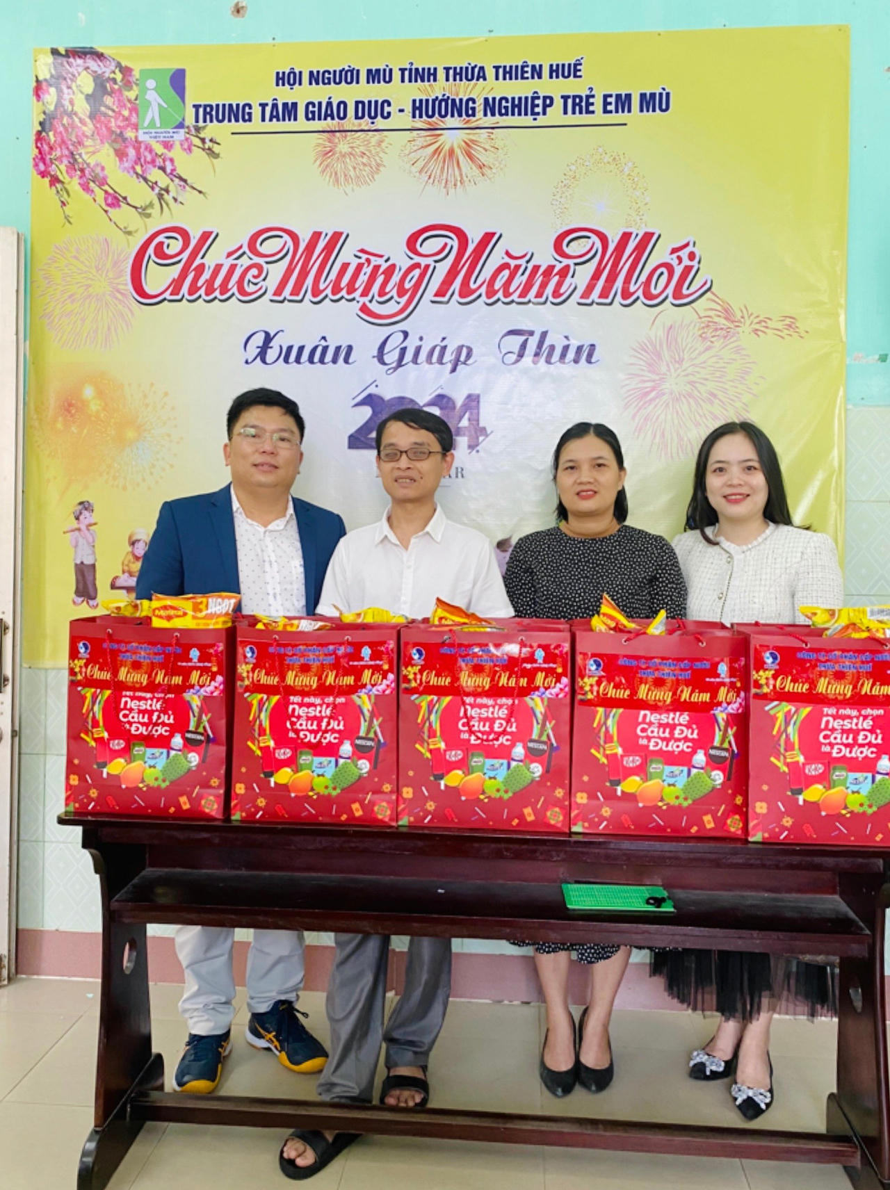  HueWACO trao tặng hơn 500 suất quà cho các gia đình có hoàn cảnh khó khăn