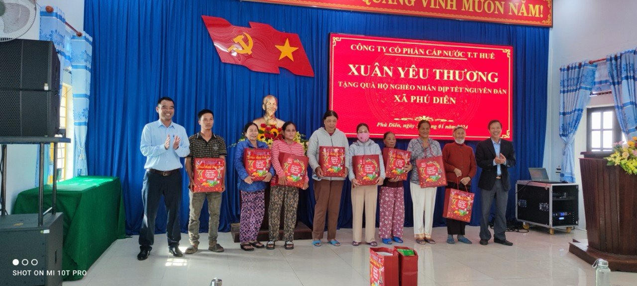  HueWACO trao tặng hơn 500 suất quà cho các gia đình có hoàn cảnh khó khăn