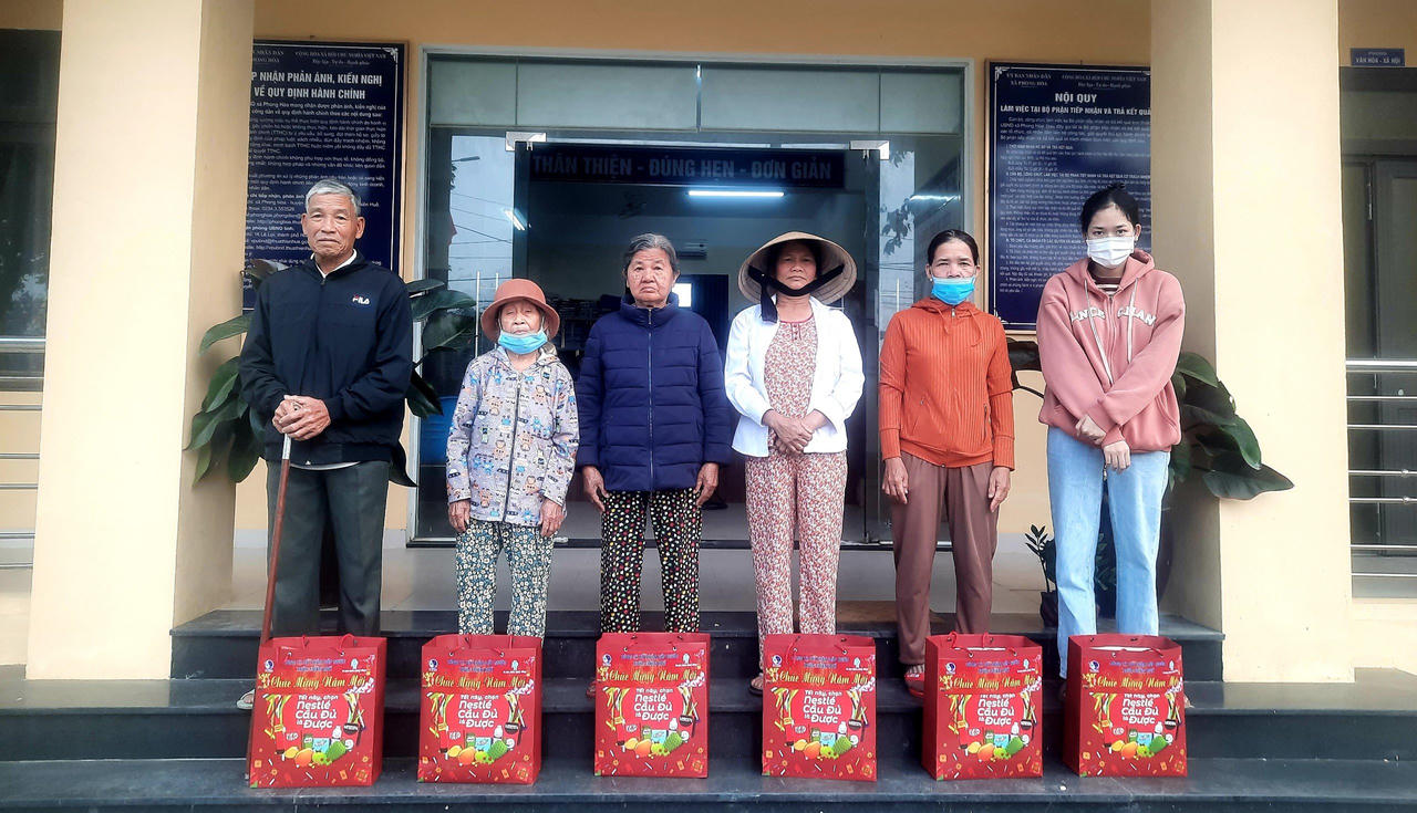  HueWACO trao tặng hơn 500 suất quà cho các gia đình có hoàn cảnh khó khăn