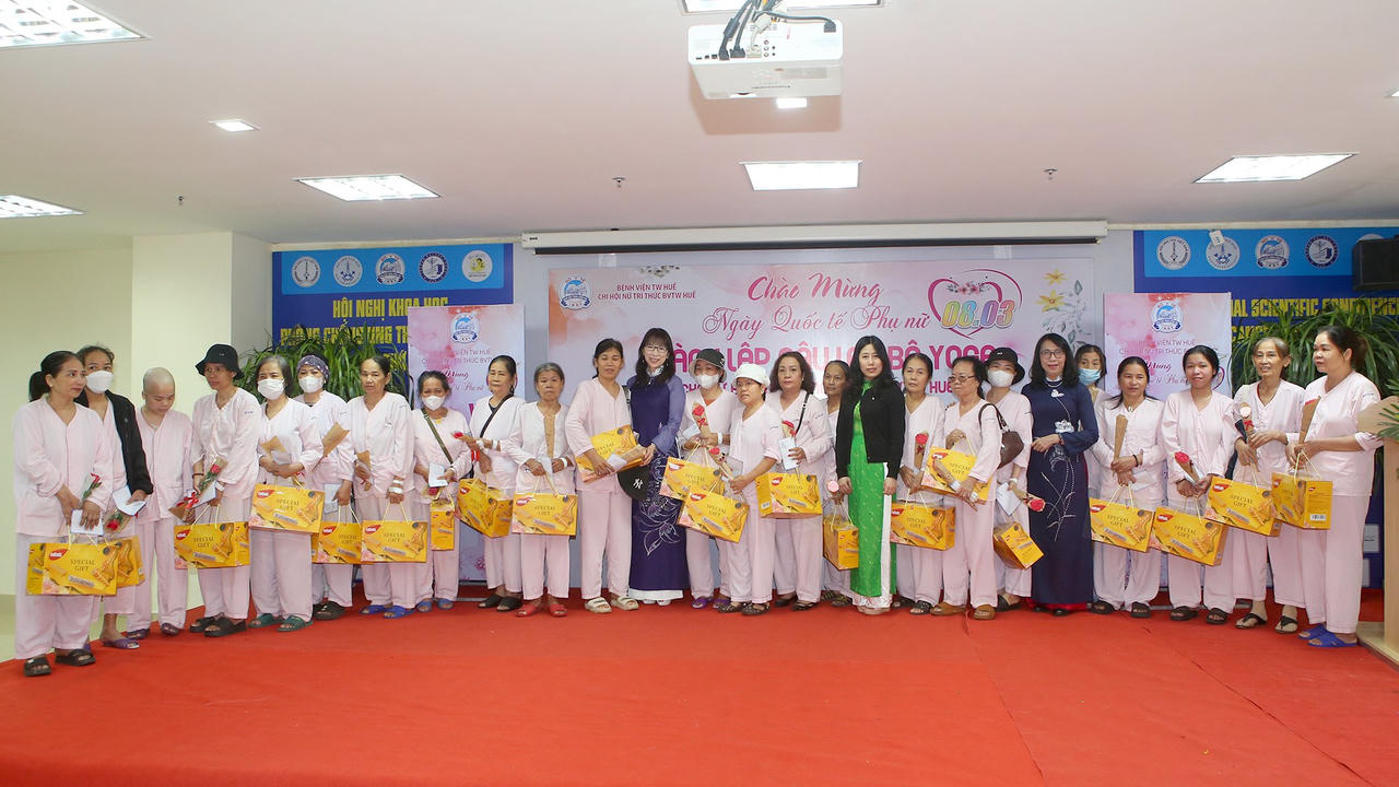 Thành lập câu lạc bộ Yoga cho bệnh nhân nữ ung thư tại bệnh viện Trung ương Huế