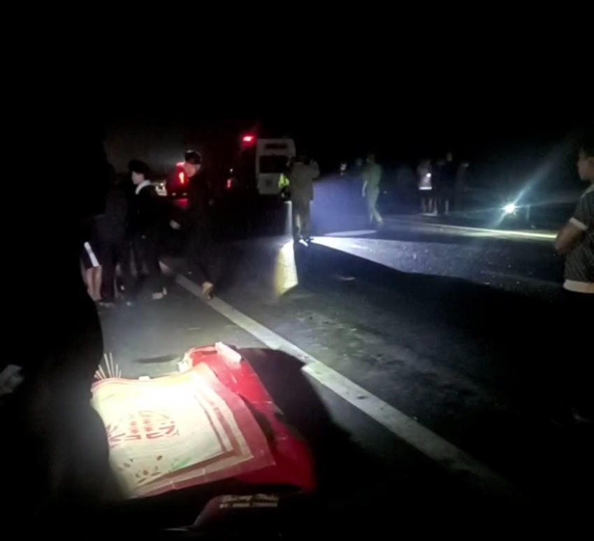 Xe khách đâm xe tải ở cao tốc Cam Lộ - La Sơn khiến ít nhất 2 người tử vong, 9 người bị thương