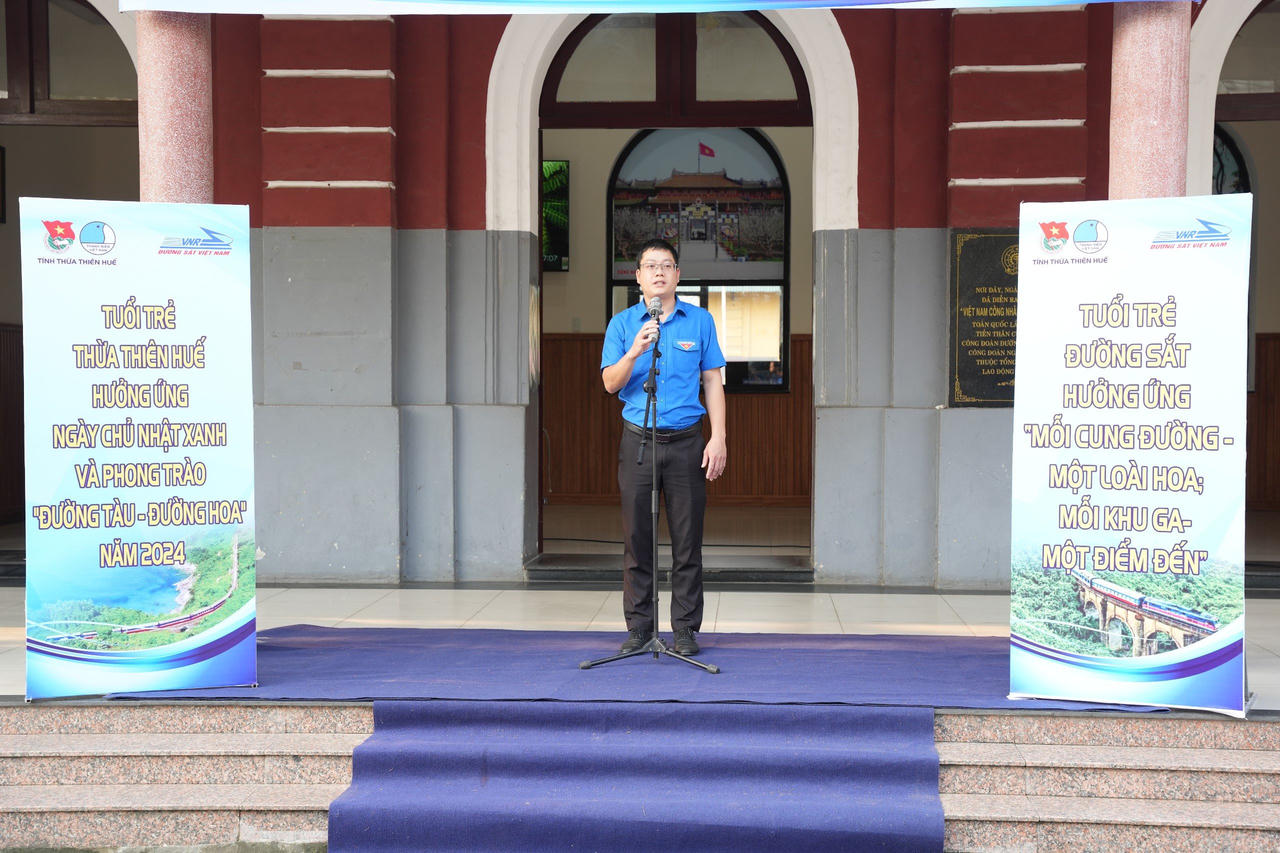 Thừa Thiên Huế: Ra quân làm vệ sinh phục vụ chuyến tàu "kết nối di sản miền Trung"