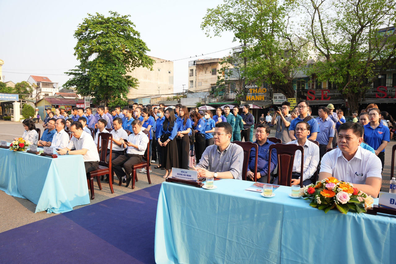 Thừa Thiên Huế: Ra quân làm vệ sinh phục vụ chuyến tàu "kết nối di sản miền Trung"