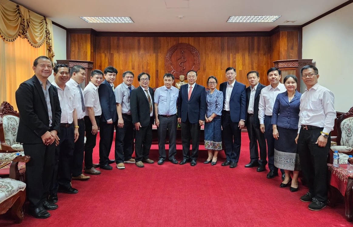 Đẩy mạnh công tác khám chữa bệnh, đào tạo nhân lực cho nước bạn Lào