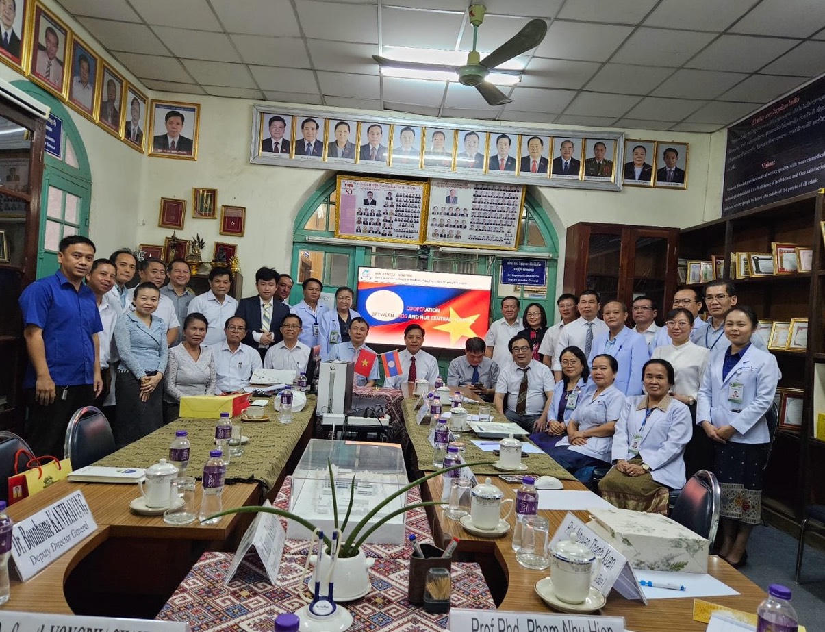Đẩy mạnh công tác khám chữa bệnh, đào tạo nhân lực cho nước bạn Lào
