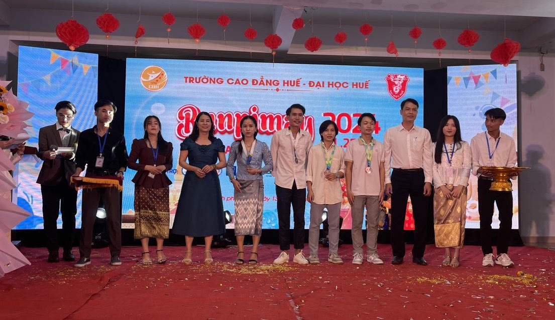 Gần 300 lưu học sinh Lào rộn ràng đón Tết cổ truyền Bunpimay trên đất Cố đô Huế